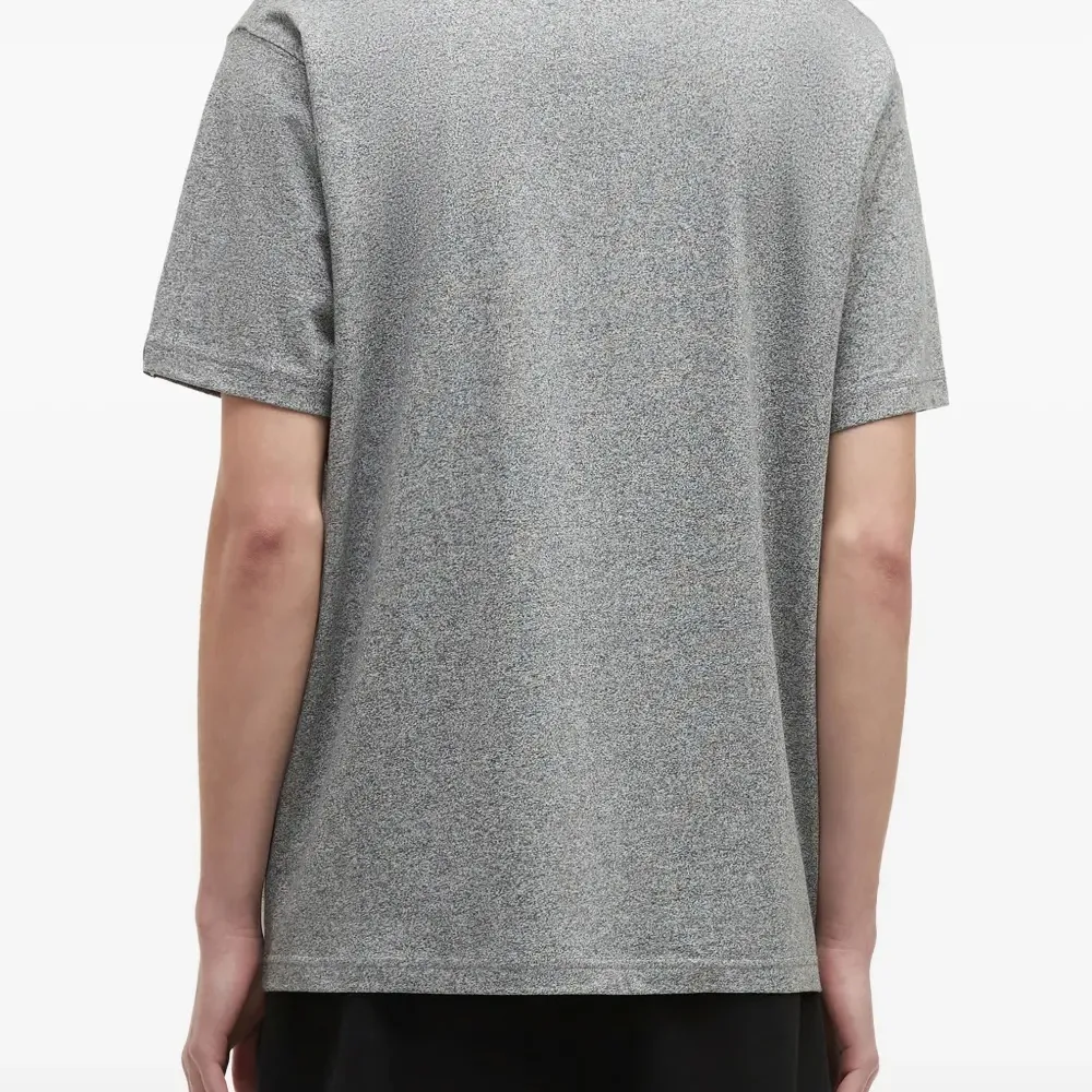 футболка с вышитым логотипом