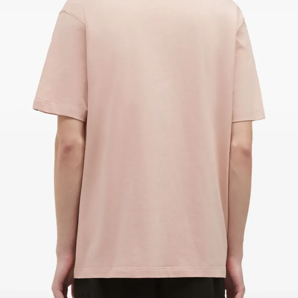 футболка с вышитым логотипом