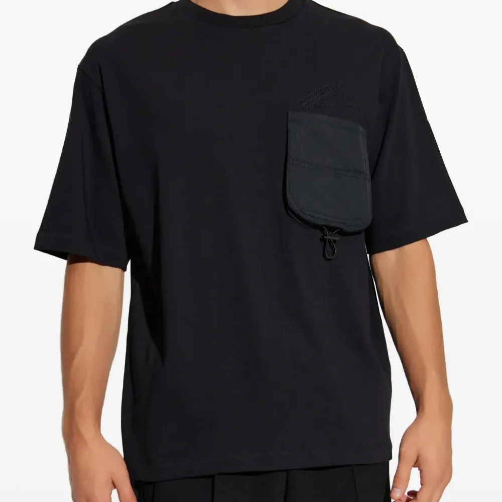 Футболка с карманом и вышивкой