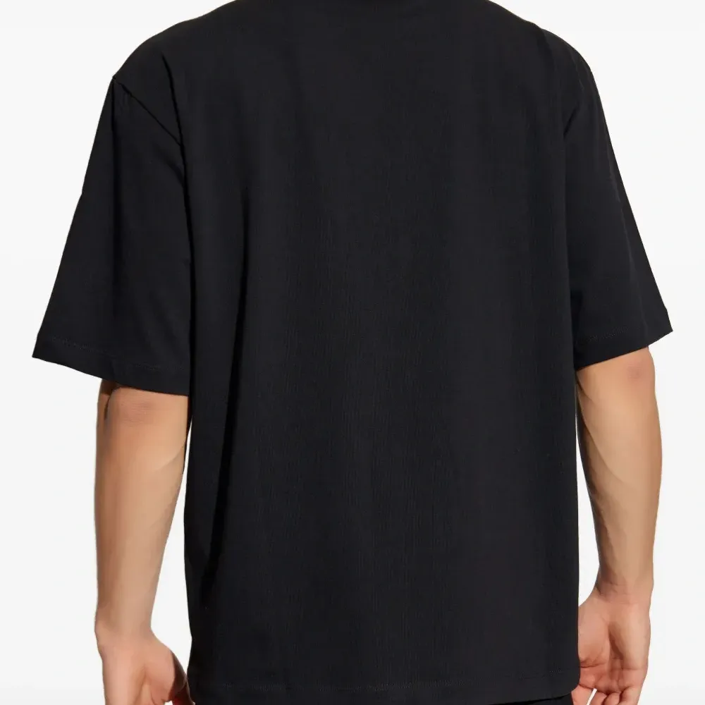 Футболка с карманом и вышивкой