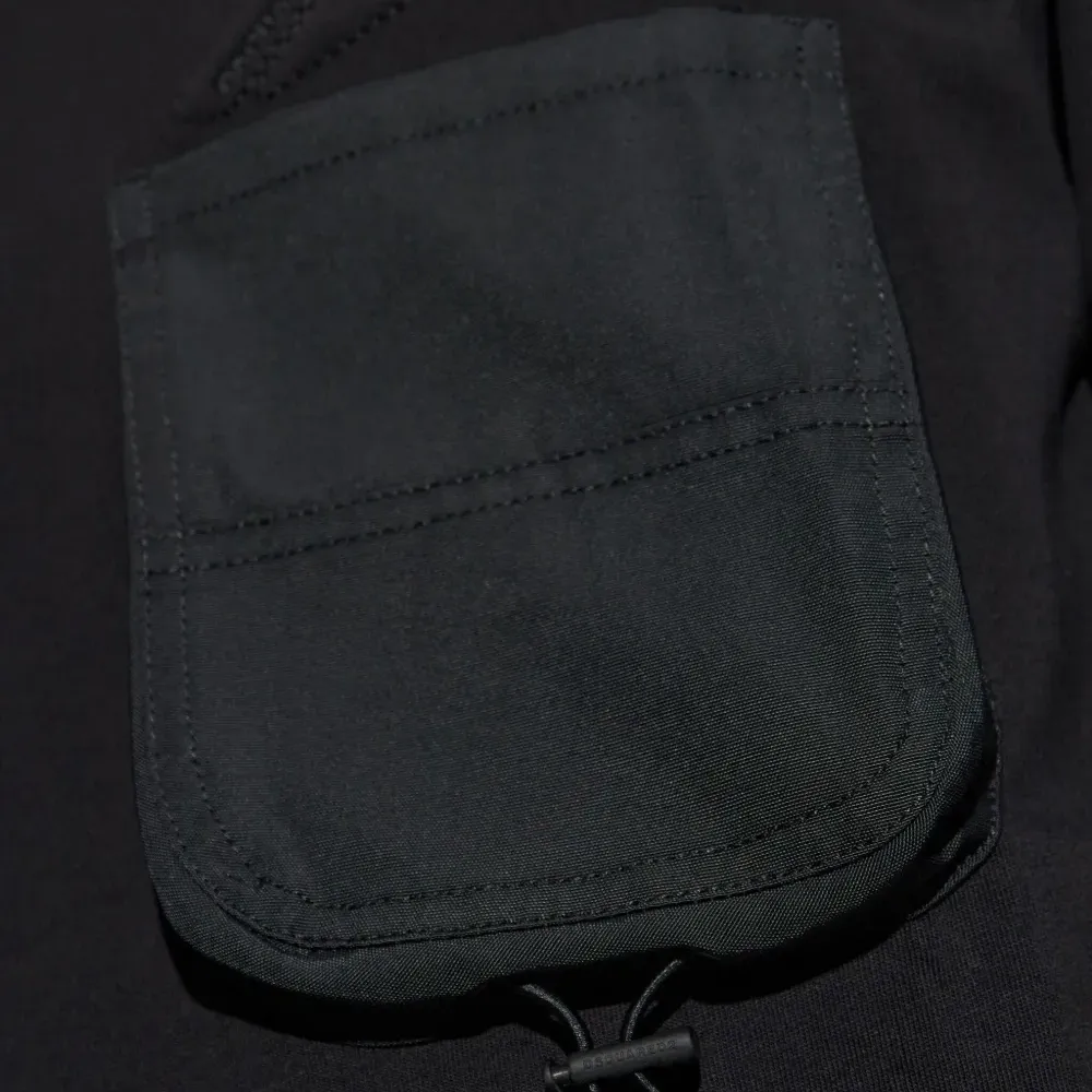 Футболка с карманом и вышивкой