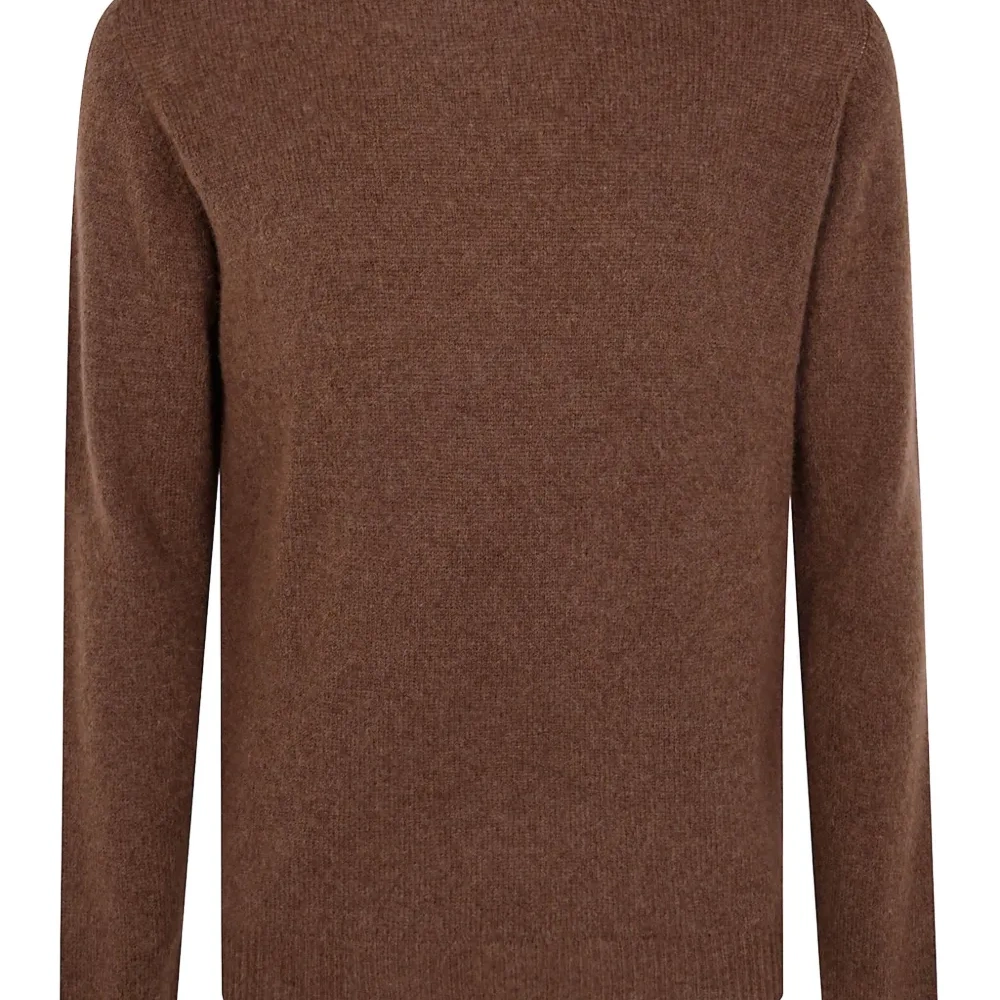 Свитер с круглым вырезом