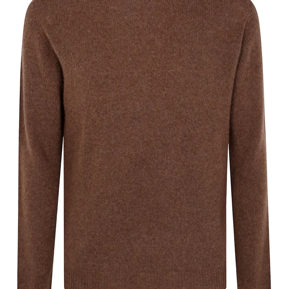 Свитер с круглым вырезом