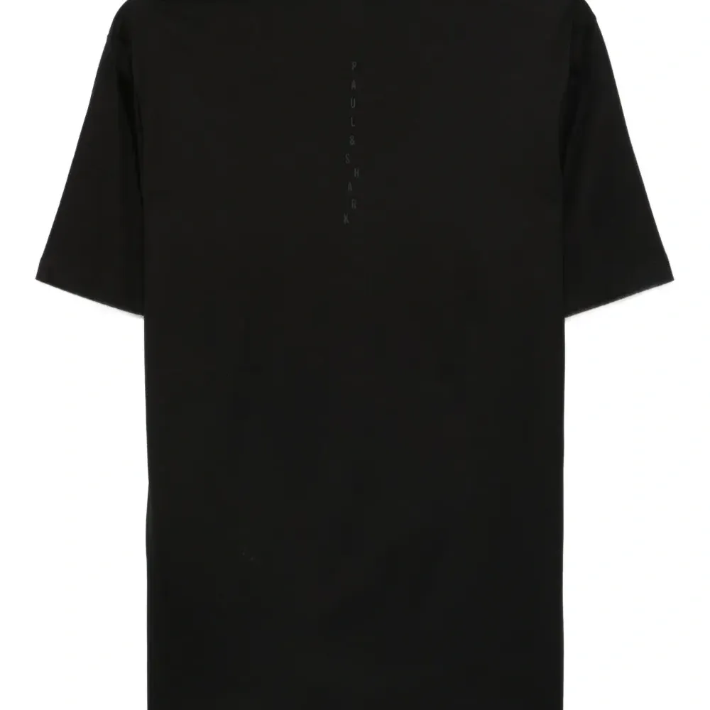 Футболка с вышитым логотипом