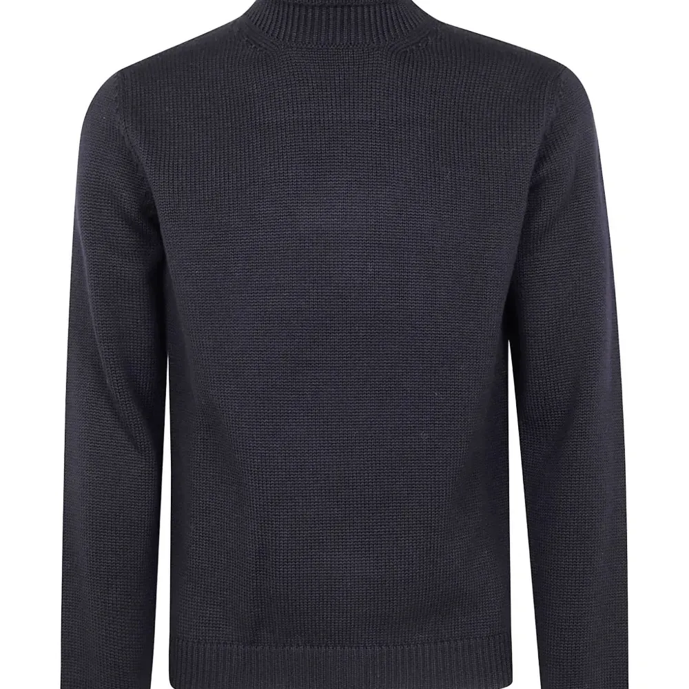 Свитер с высоким воротником