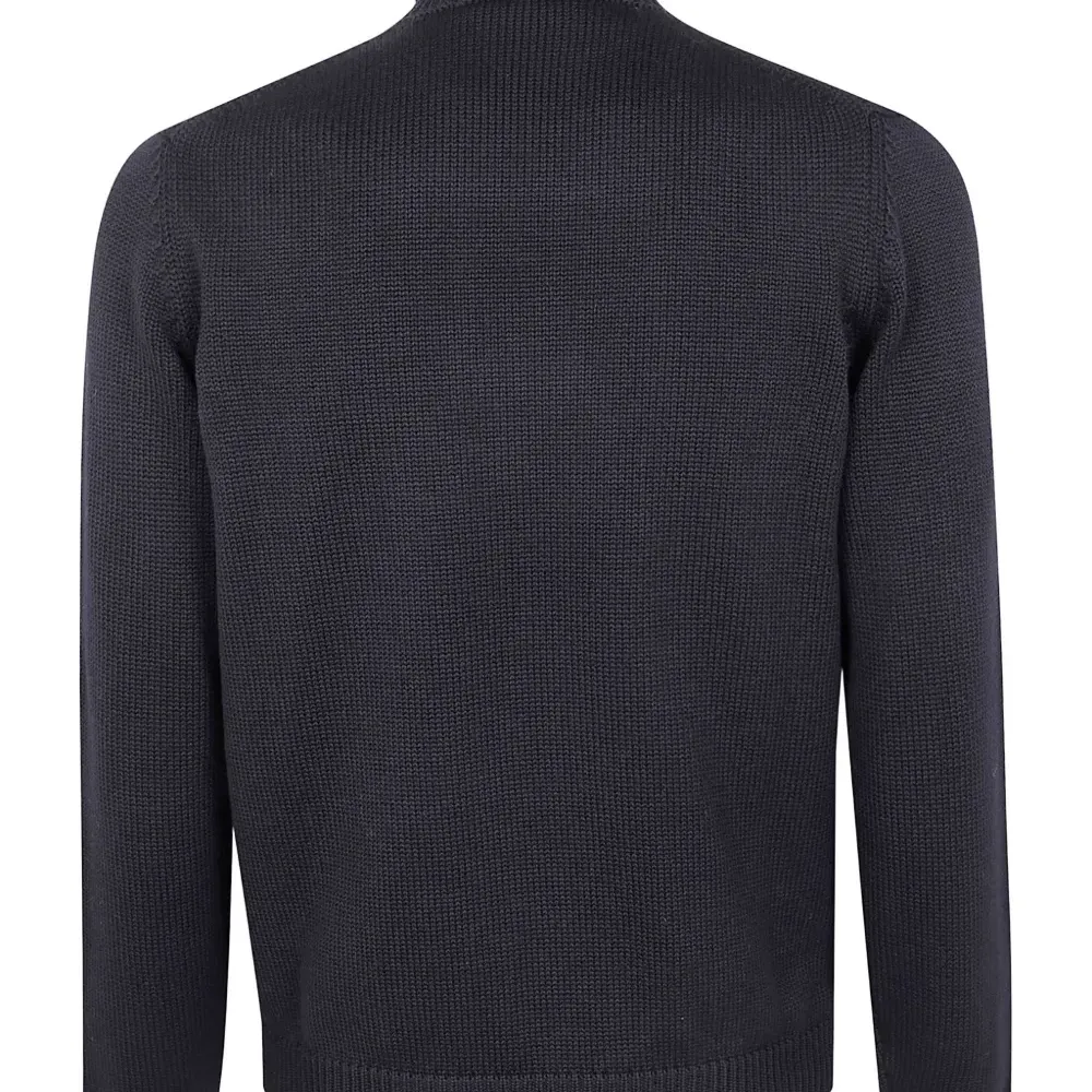 Свитер с высоким воротником