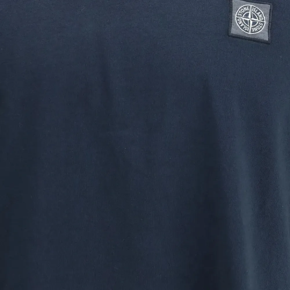 Футболка с нашивкой-логотипом