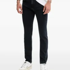 Джинсы с нашивкой