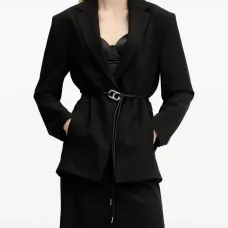 Блейзер с объемными плечами и поясом