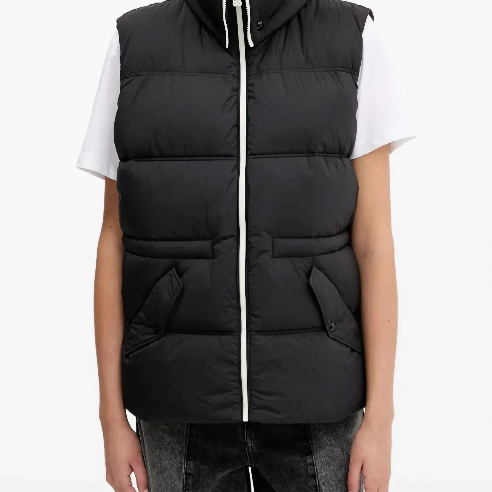 Стеганый жилет с высоким воротником