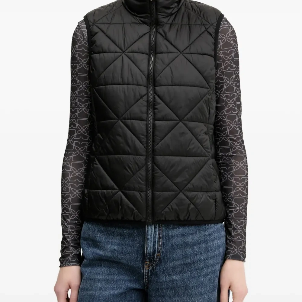 Стеганый жилет с высоким воротником