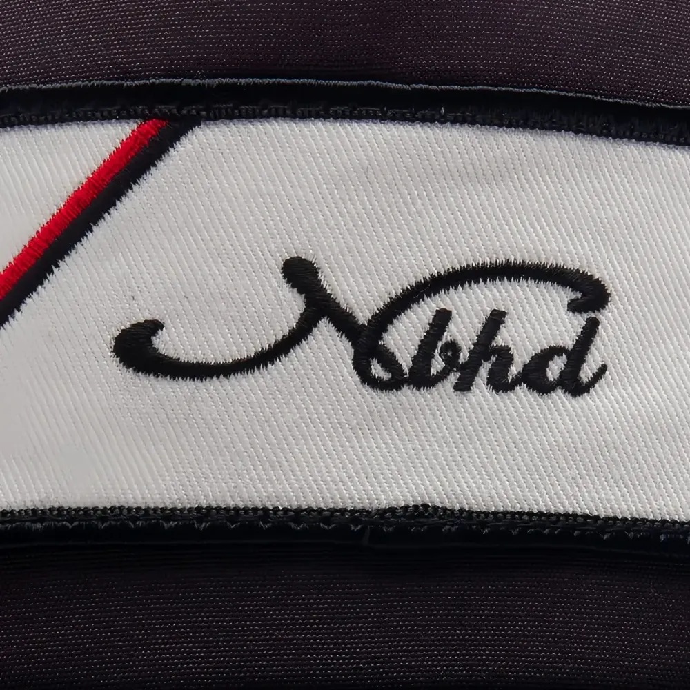 Бейсболка с нашивкой-логотипом