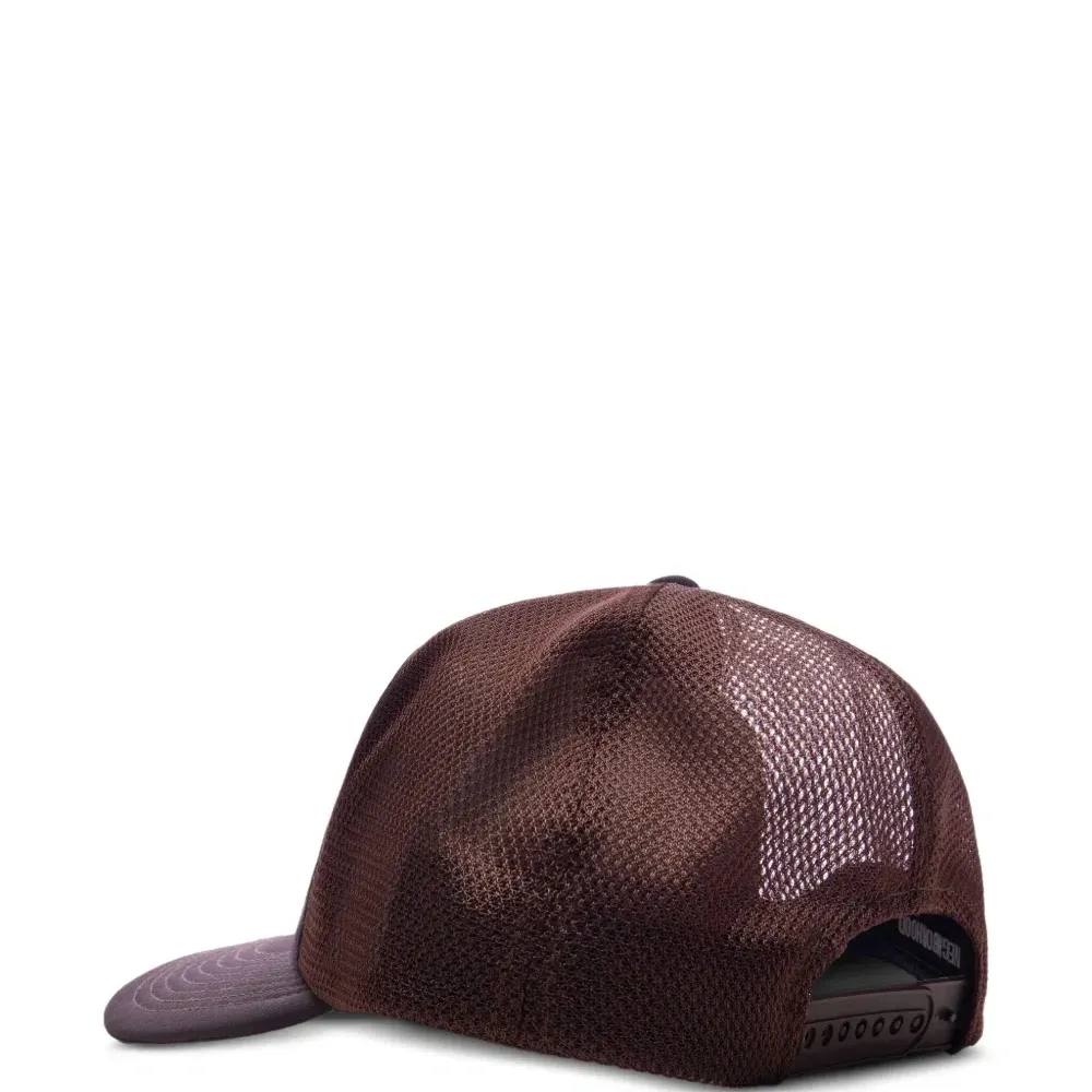 Бейсболка с нашивкой-логотипом