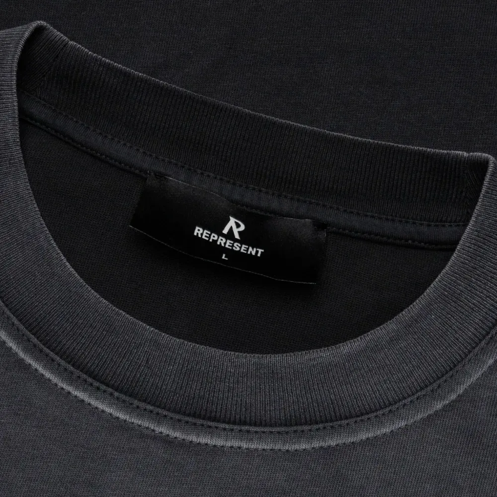 Футболка с логотипом из коллаборации с Feature