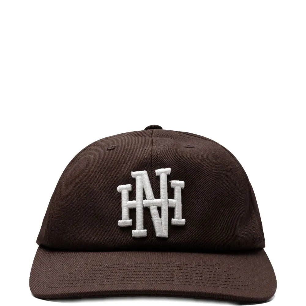 Бейсболка с вышитой монограммой