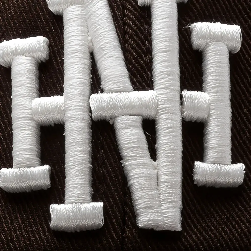 Бейсболка с вышитой монограммой