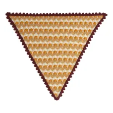 Треугольный вязаный крючком шарф