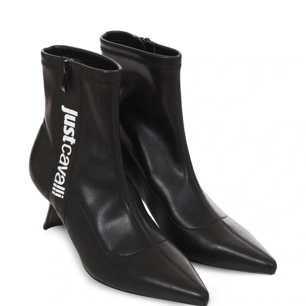 Ботильоны с заостренным носком и логотипом