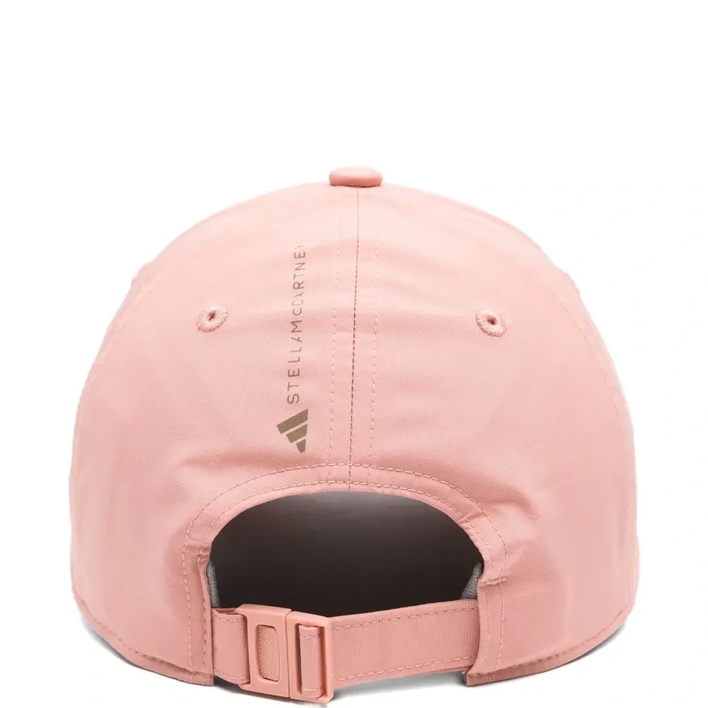 Бейсболка с нашивкой-логотипом