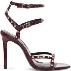 Сандалии с заклепками