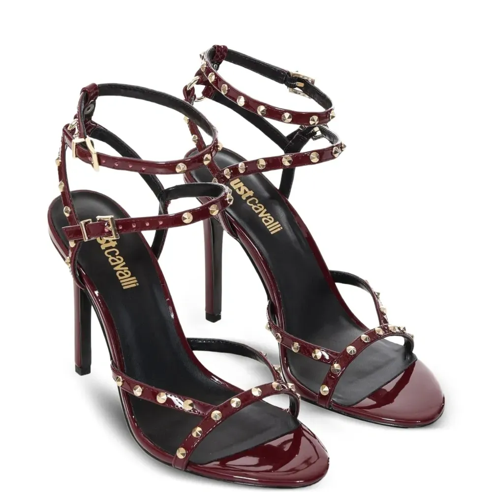 Сандалии с заклепками