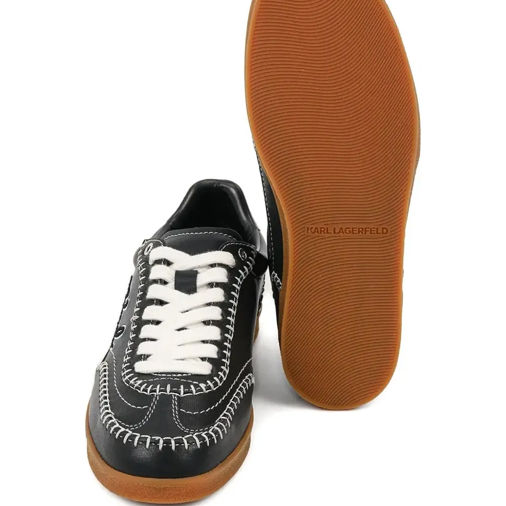 Кроссовки с декоративной строчкой