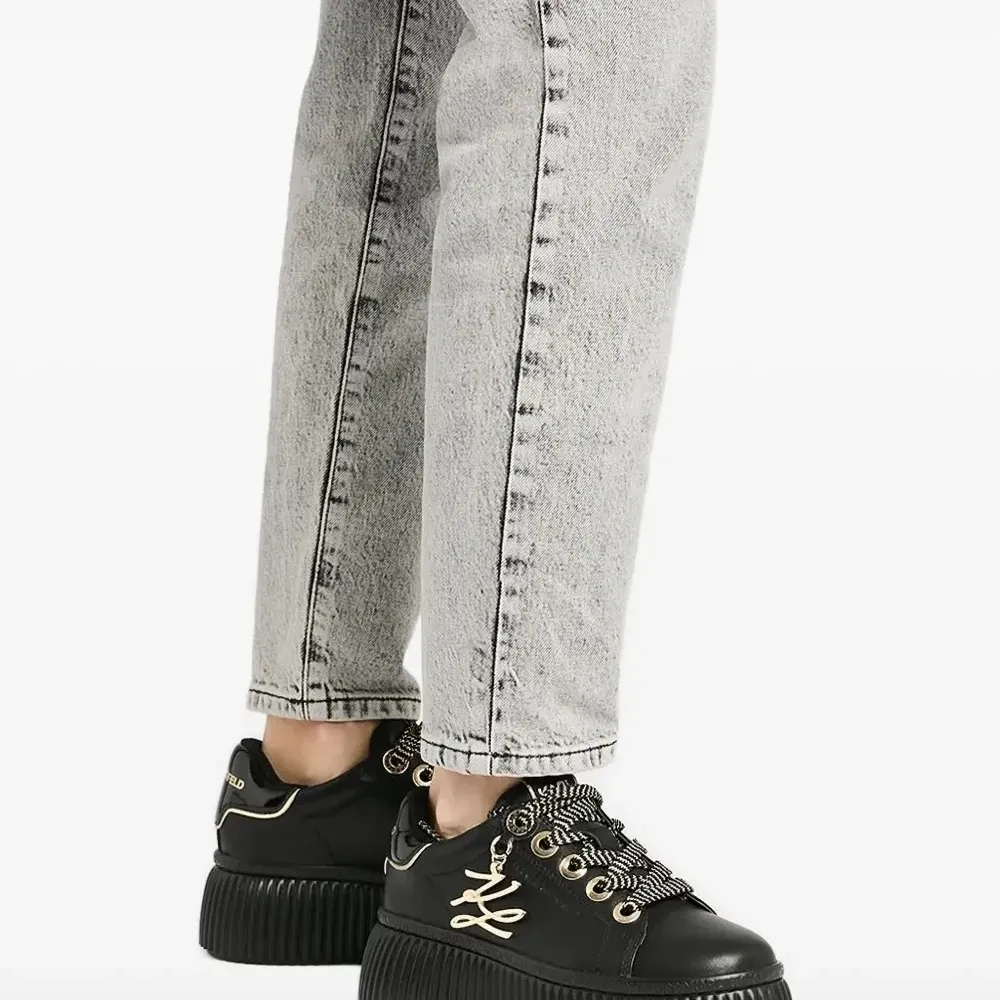 Слипоны Ikon на платформе с логотипом