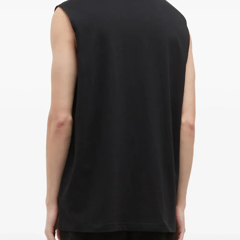 топ с графичным принтом