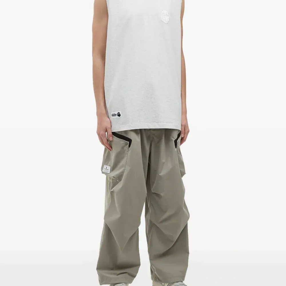 топ с вышитым логотипом