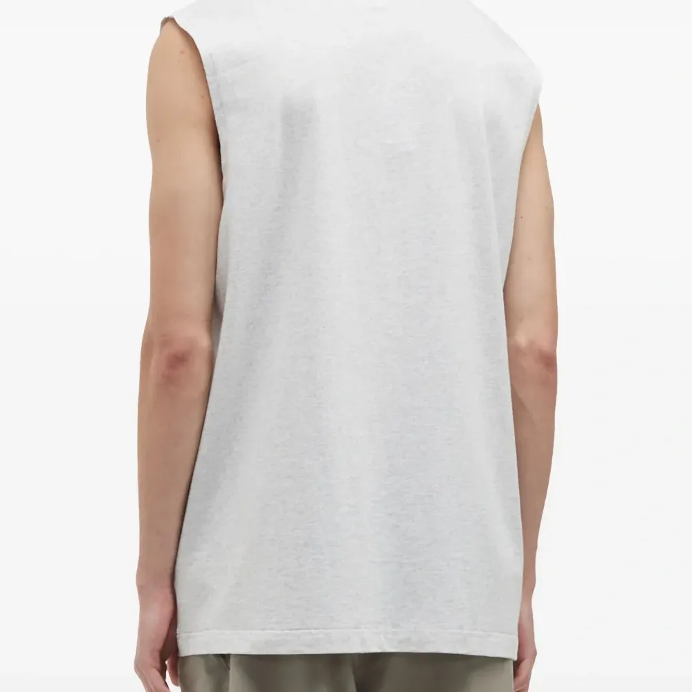 топ с вышитым логотипом