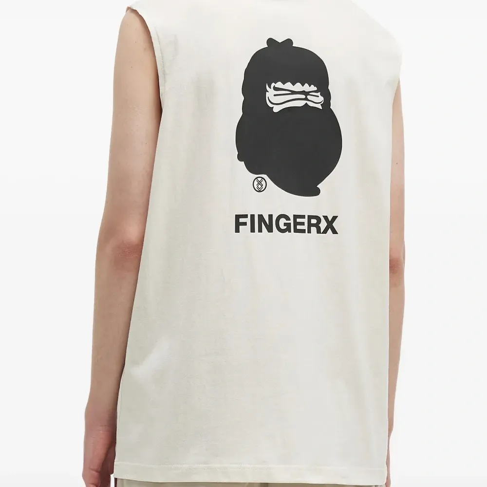 топ с графичным принтом