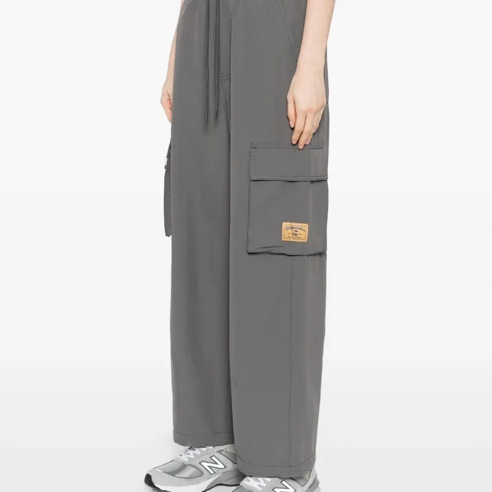 брюки с нашивкой-логотипом