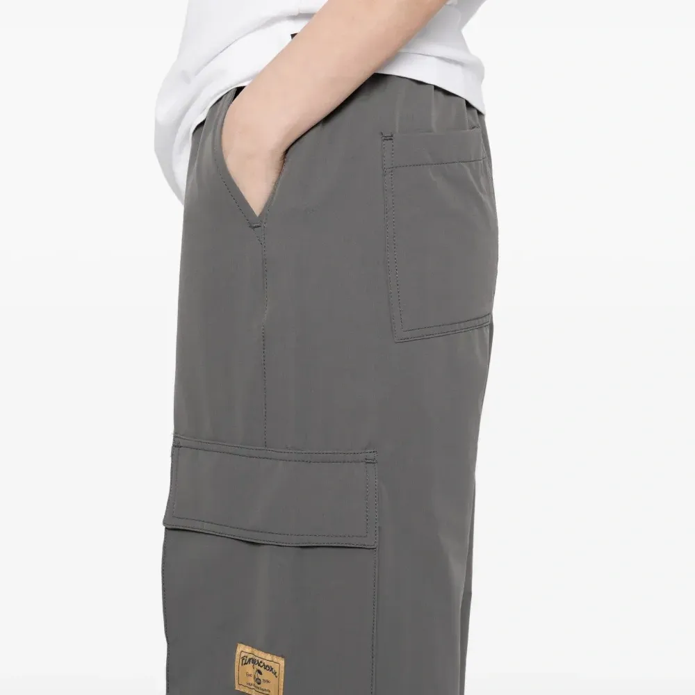 брюки с нашивкой-логотипом