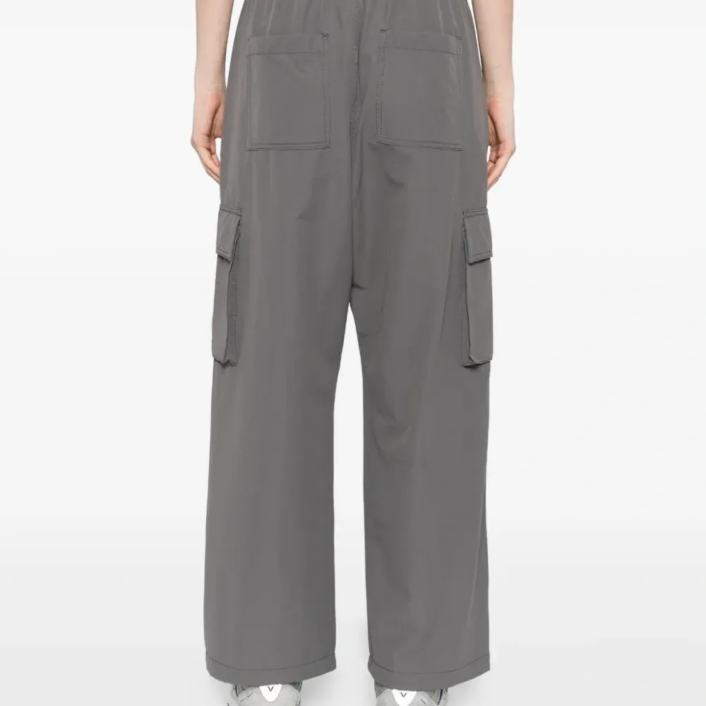 брюки с нашивкой-логотипом