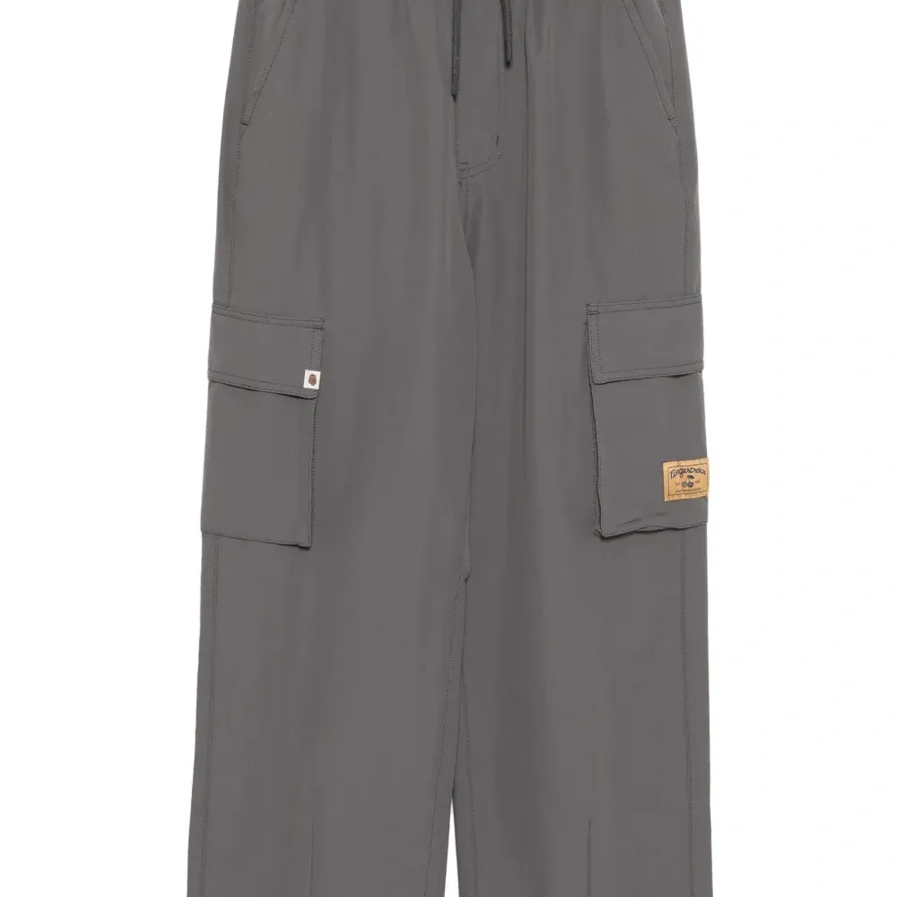 брюки с нашивкой-логотипом