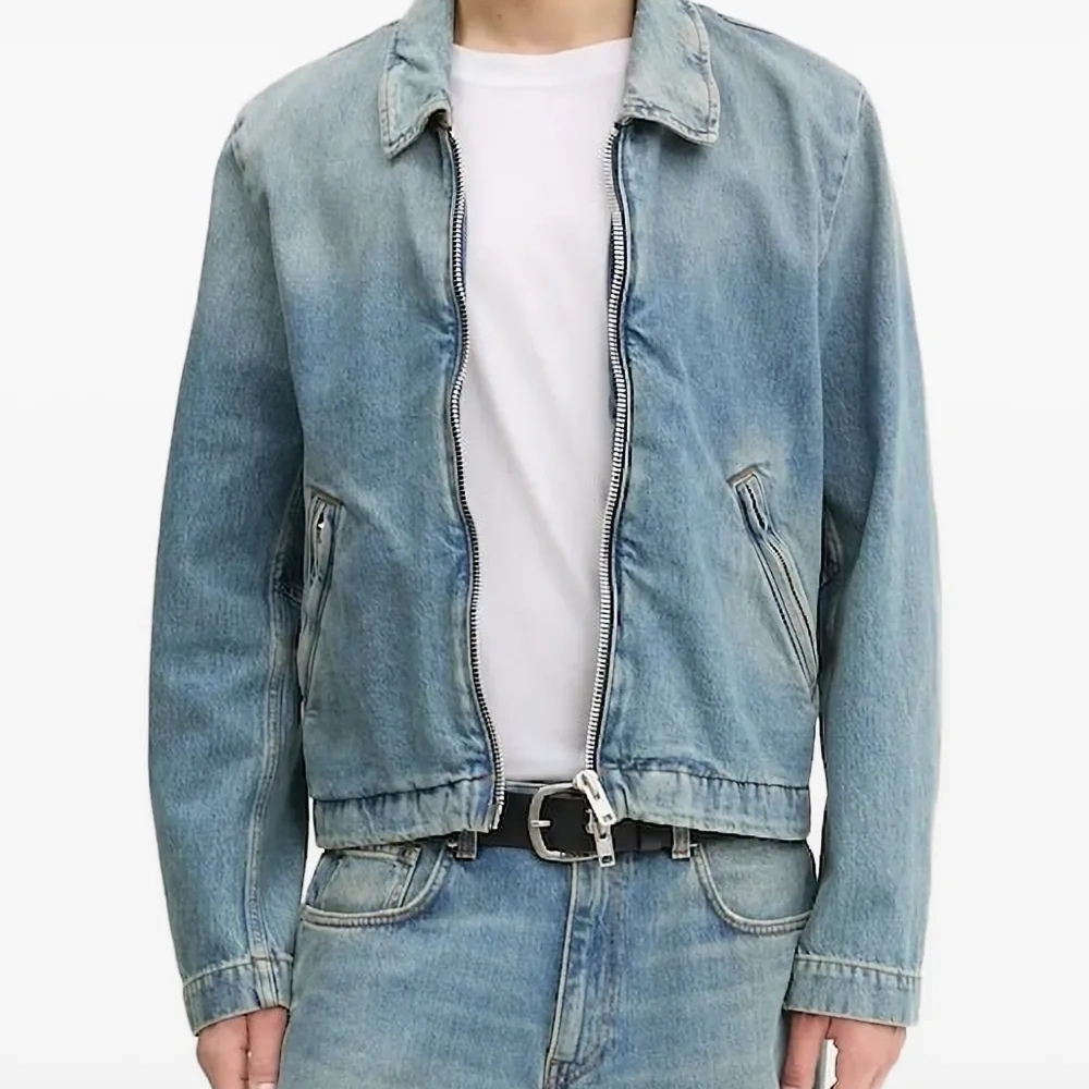 Джинсовая куртка на молнии