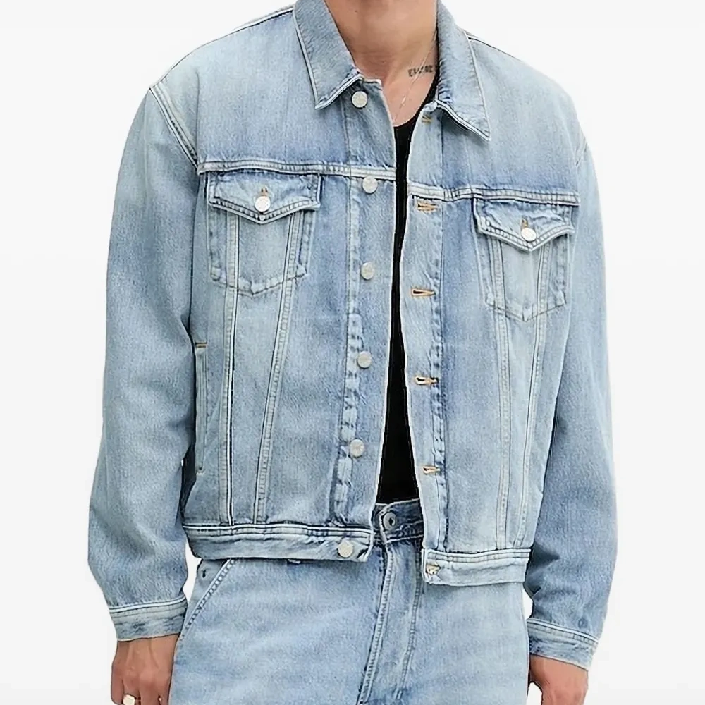 Джинсовая куртка на пуговицах