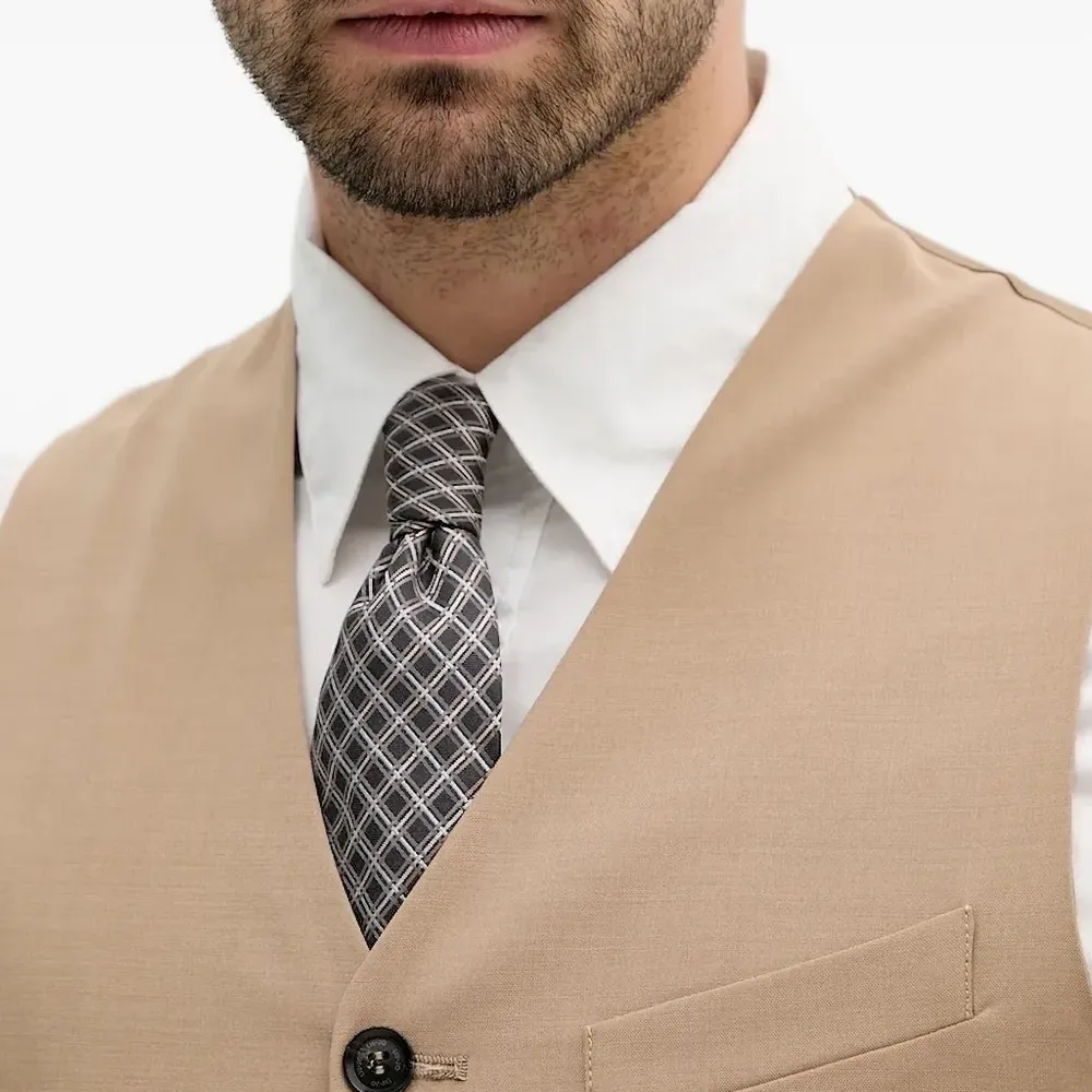 Костюмный жилет на пуговицах