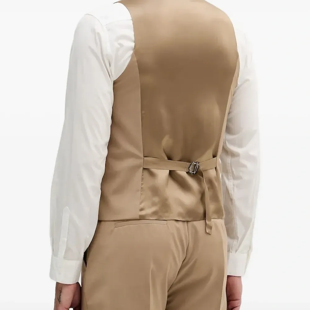 Костюмный жилет на пуговицах