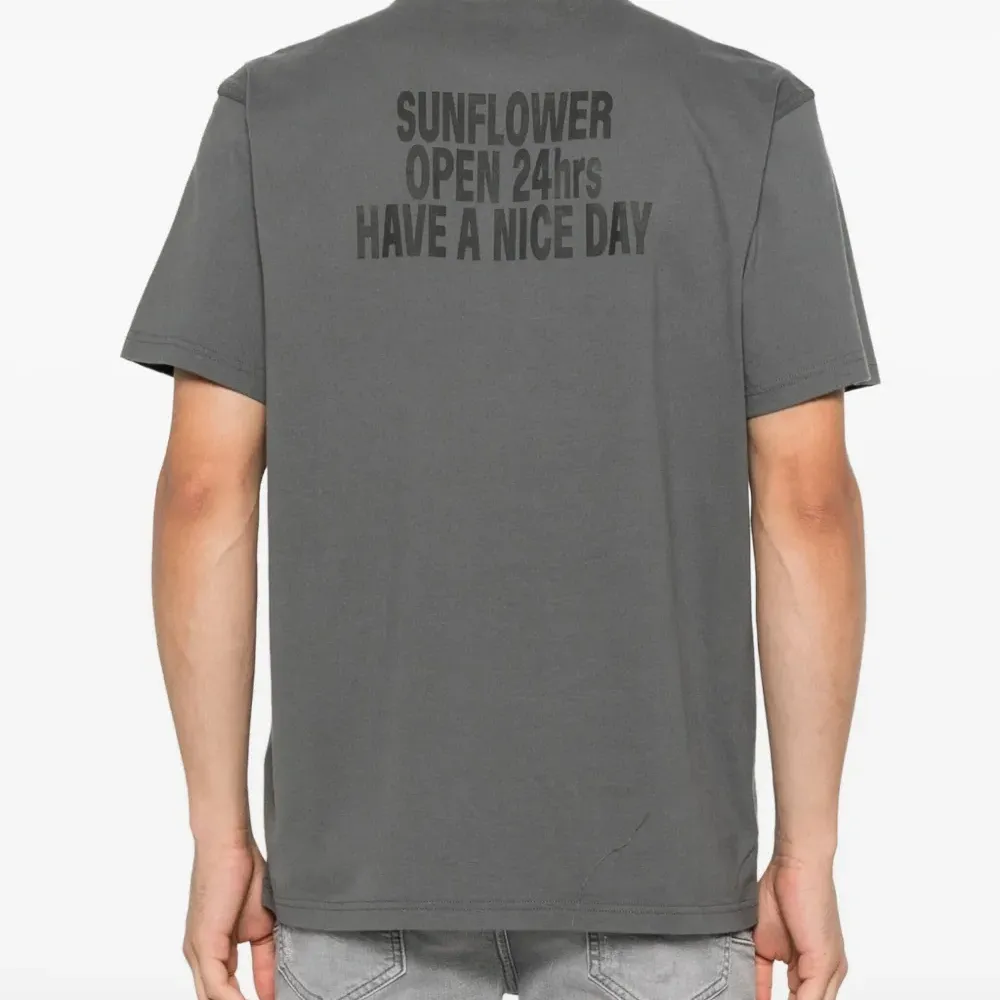 футболка с логотипом