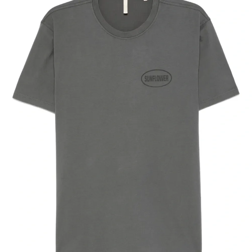 футболка с логотипом