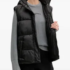 Дутый жилет с капюшоном