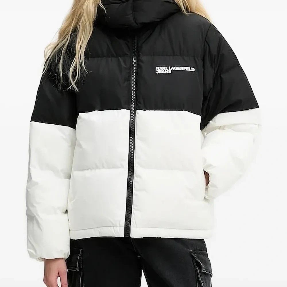 Пуховик в стиле колор-блок с капюшоном