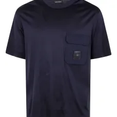 Футболка с накладным карманом и нашивкой-логотипом