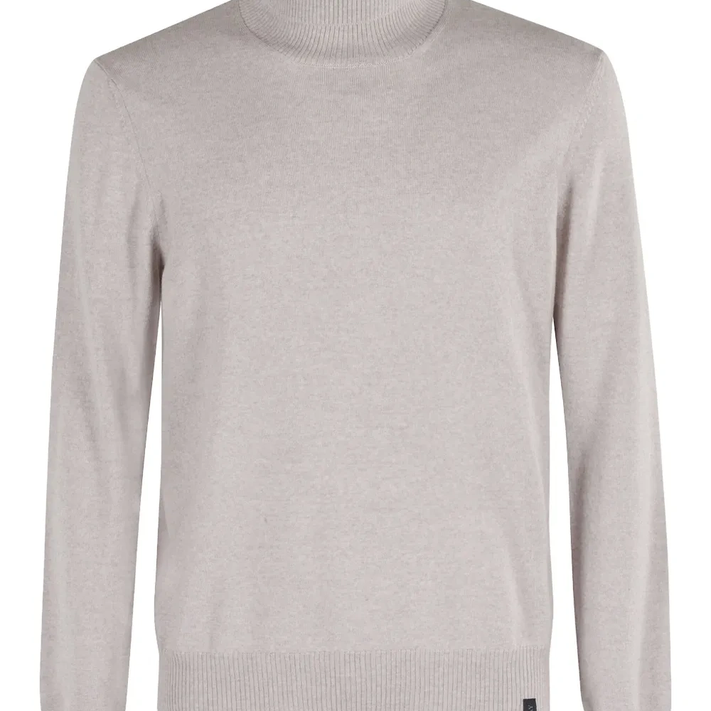 Шерстяной свитер с высоким воротником