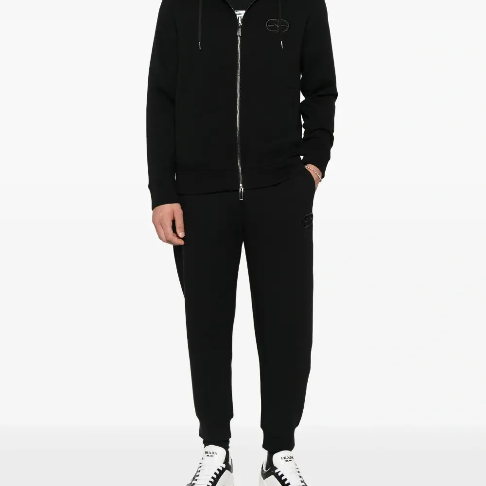 худи с вышитым логотипом