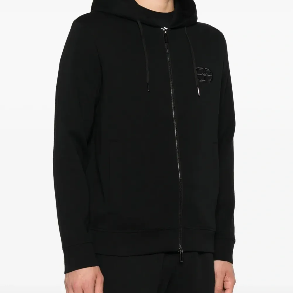 худи с вышитым логотипом