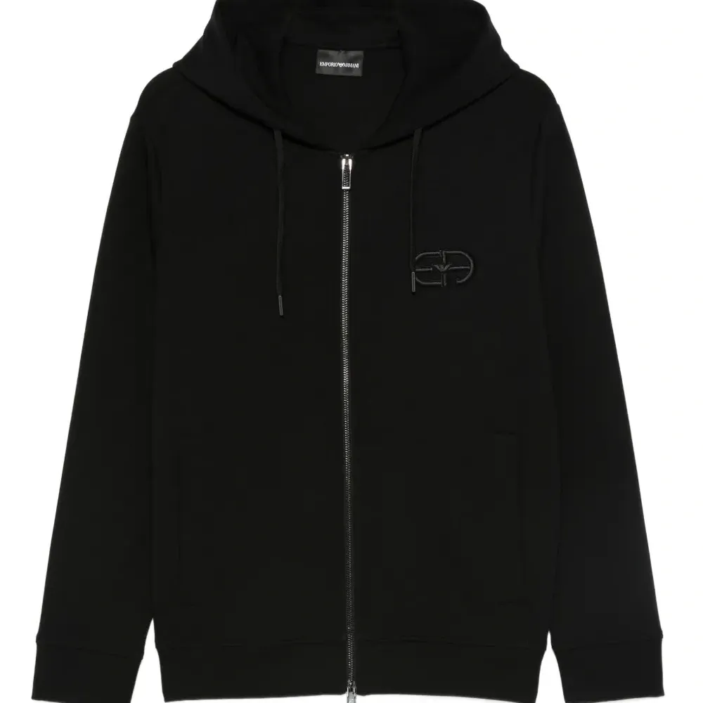 худи с вышитым логотипом