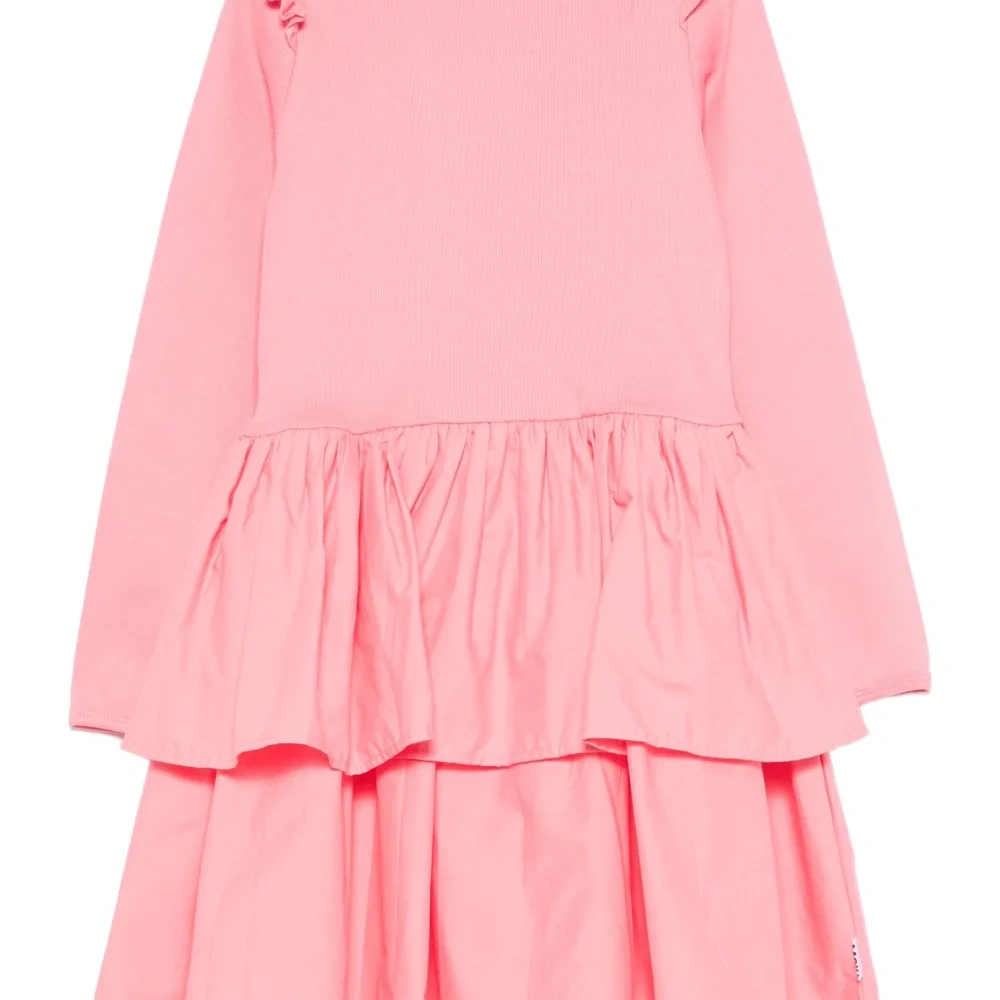 Платье с длинными рукавами и оборками