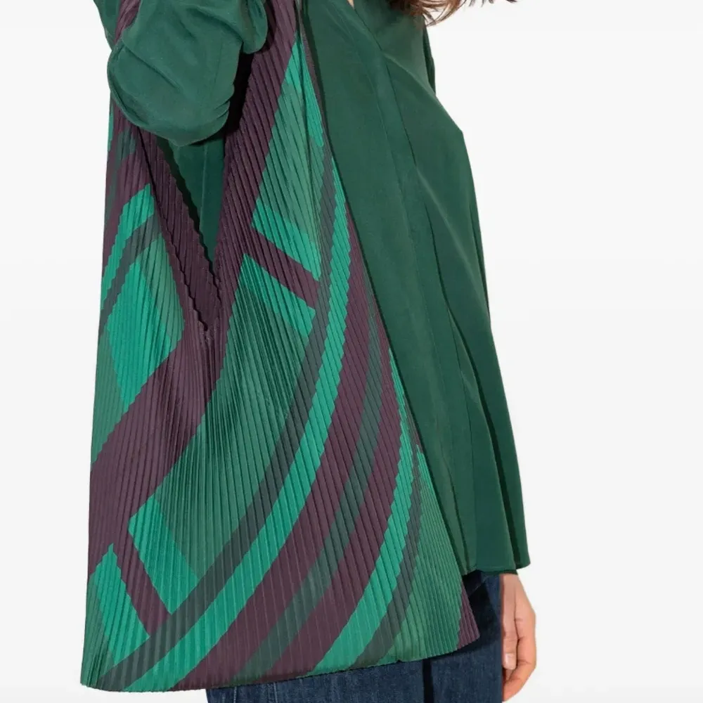 Плиссированная сумка-тоут с геометричным узором